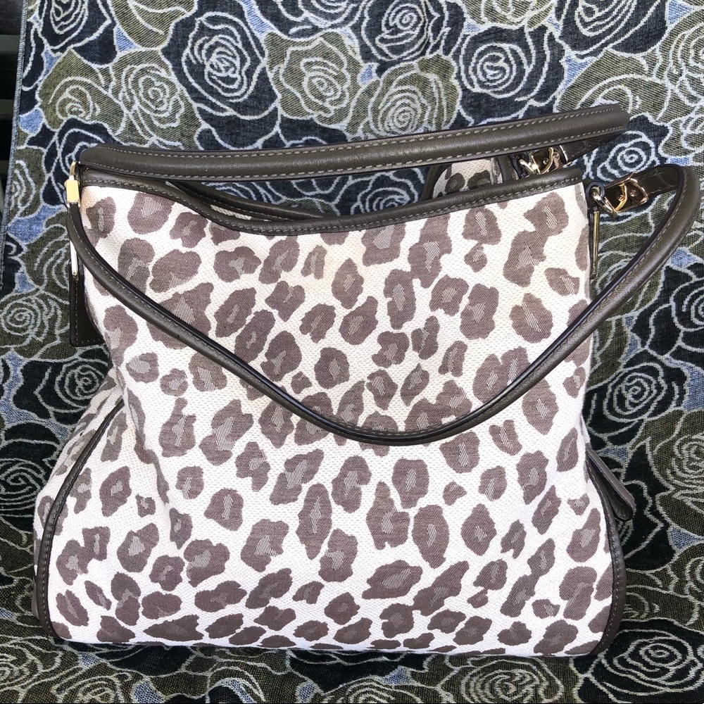 Authentic Coach shoulder bag, hardly used!